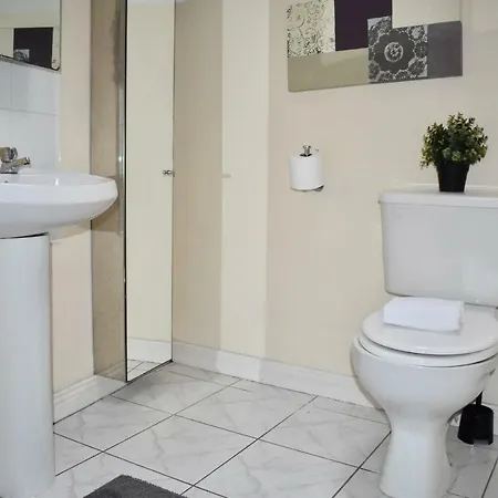 Cosy And Bright 3 Bedroom House In Central 펜션