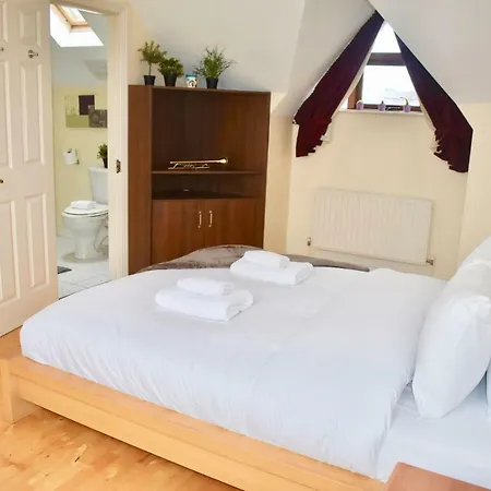 Cosy And Bright 3 Bedroom House In Central 펜션 *