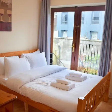 Cosy And Bright 3 Bedroom House In Central 펜션