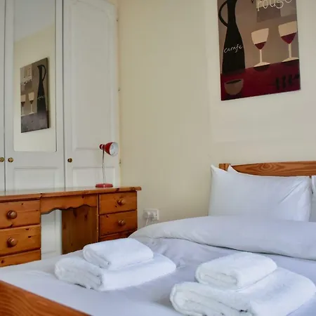 Cosy And Bright 3 Bedroom House In Central *