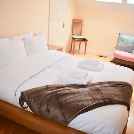 Cosy And Bright 3 Bedroom House In Central *