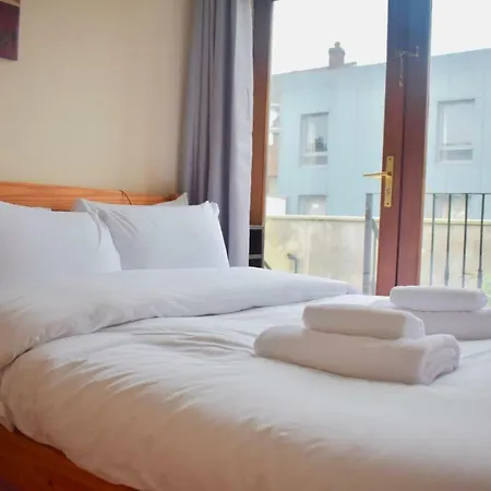 Cosy And Bright 3 Bedroom House In Central