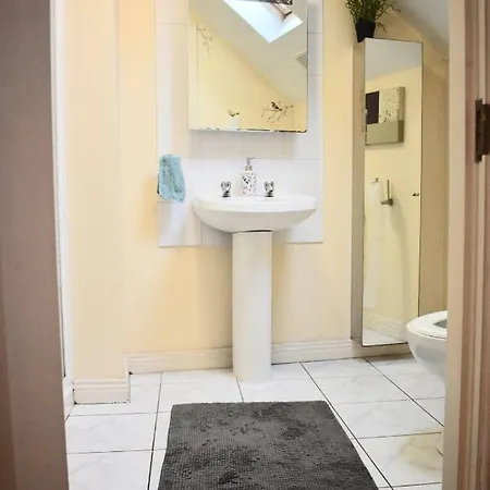 Cosy And Bright 3 Bedroom House In Central
