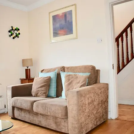Cosy And Bright 3 Bedroom House In Central